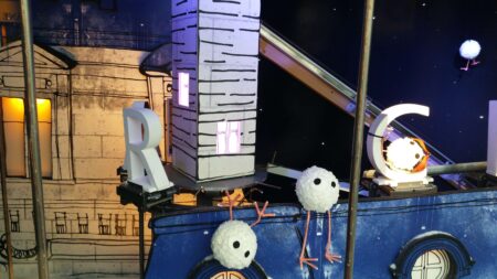 HepcoMotion - HepcoMotion enchants Parisian shoppers with a festive window display