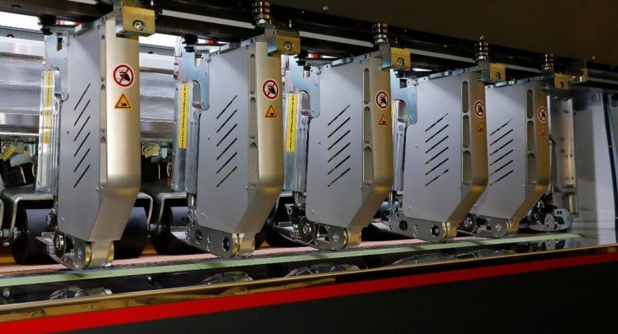 HepcoMotion - HepcoMotion’s GV3 accommodates high forces and maintains accuracy of cutting  in G.Kraft’s cardboard cutting machine