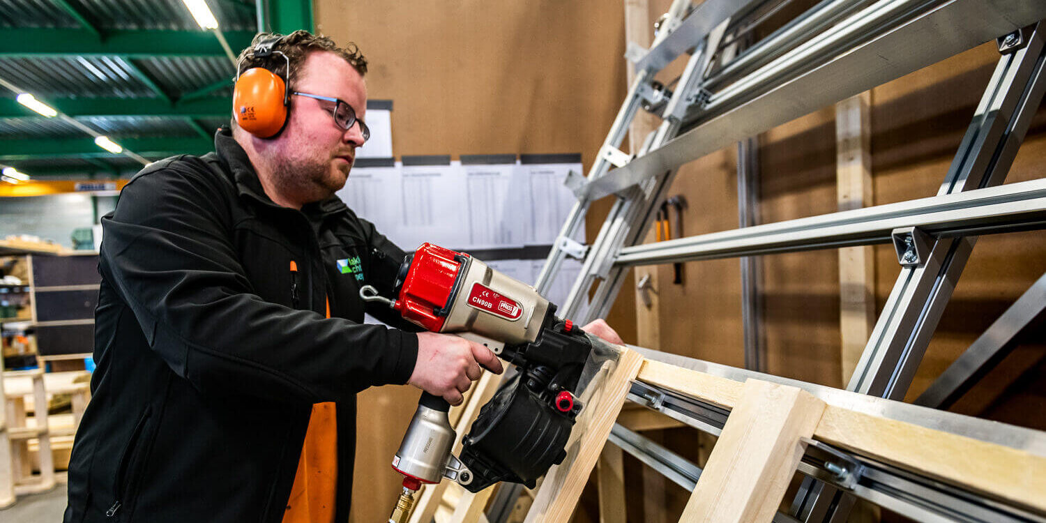 HepcoMotion - Pallet making machine produces pallets 8 minutes quicker