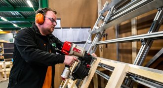 HepcoMotion - Pallet making machine produces pallets 8 minutes quicker