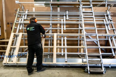 HepcoMotion - Pallet making machine produces pallets 8 minutes quicker